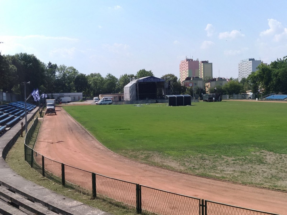Scena główna święta ceramiki na stadionie miejskim w Bolesławcu