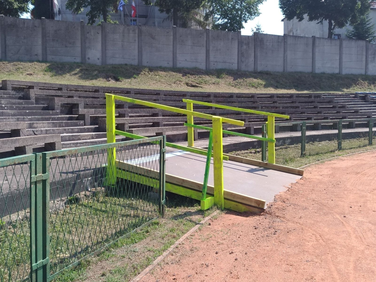 Scena główna święta ceramiki na stadionie miejskim w Bolesławcu