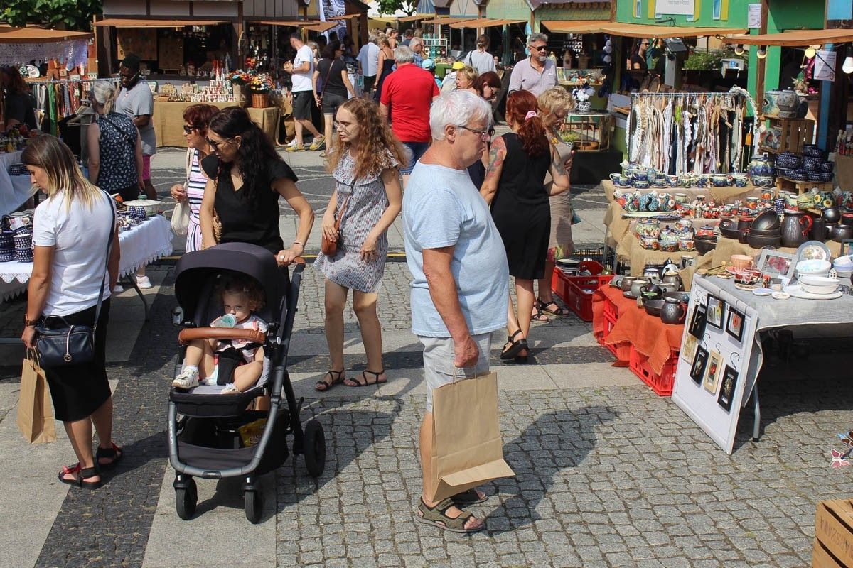 Święto ceramiki: kilka ujęć centrum Bolesławca w piątkowe południe