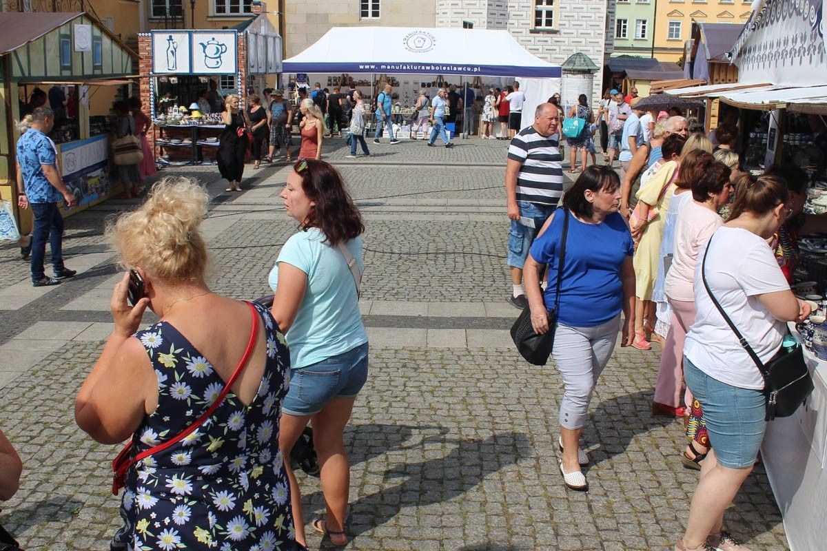 Święto ceramiki: kilka ujęć centrum Bolesławca w piątkowe południe