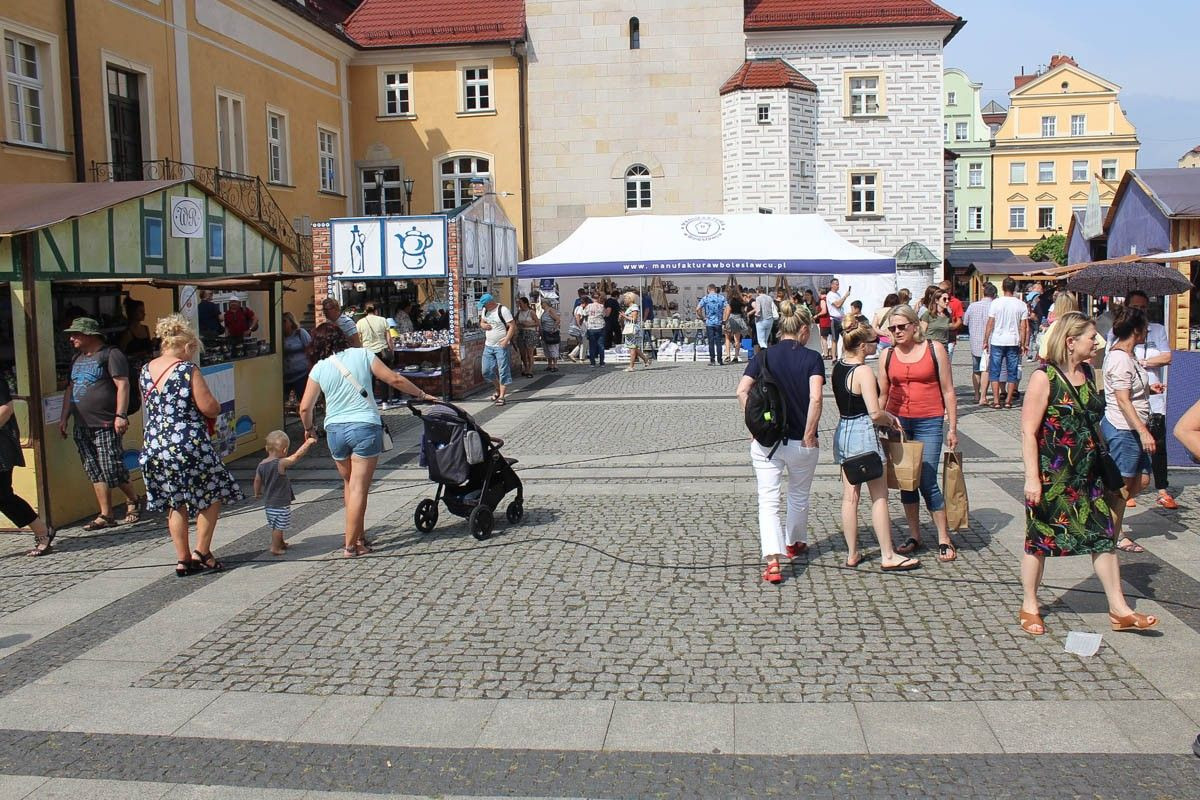 Święto ceramiki: kilka ujęć centrum Bolesławca w piątkowe południe