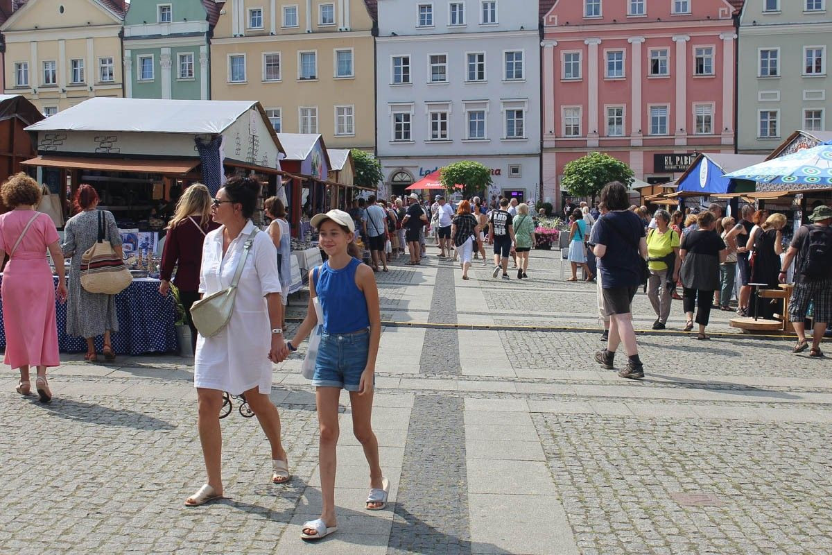 Święto ceramiki: kilka ujęć centrum Bolesławca w piątkowe południe