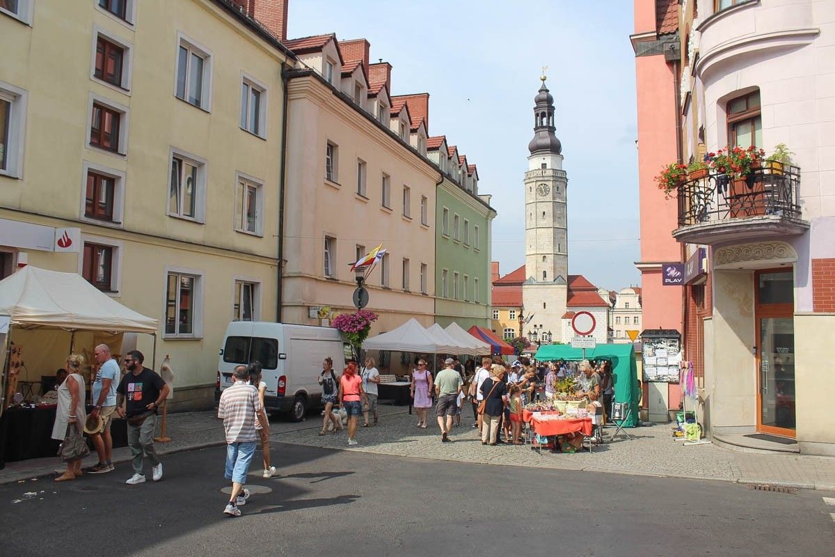 Święto ceramiki: kilka ujęć centrum Bolesławca w piątkowe południe