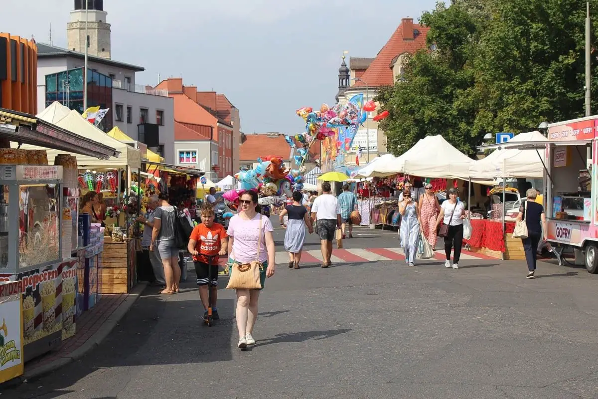 Święto ceramiki: kilka ujęć centrum Bolesławca w piątkowe południe
