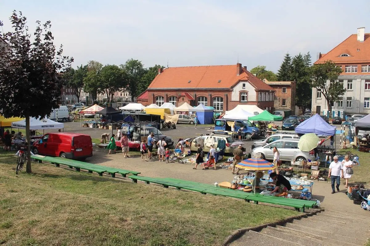 Giełda staroci w czasie święta ceramiki