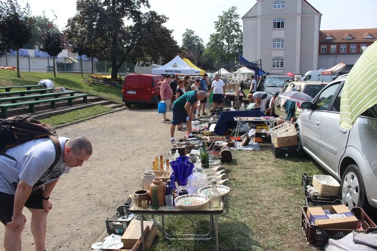 Giełda staroci w czasie święta ceramiki