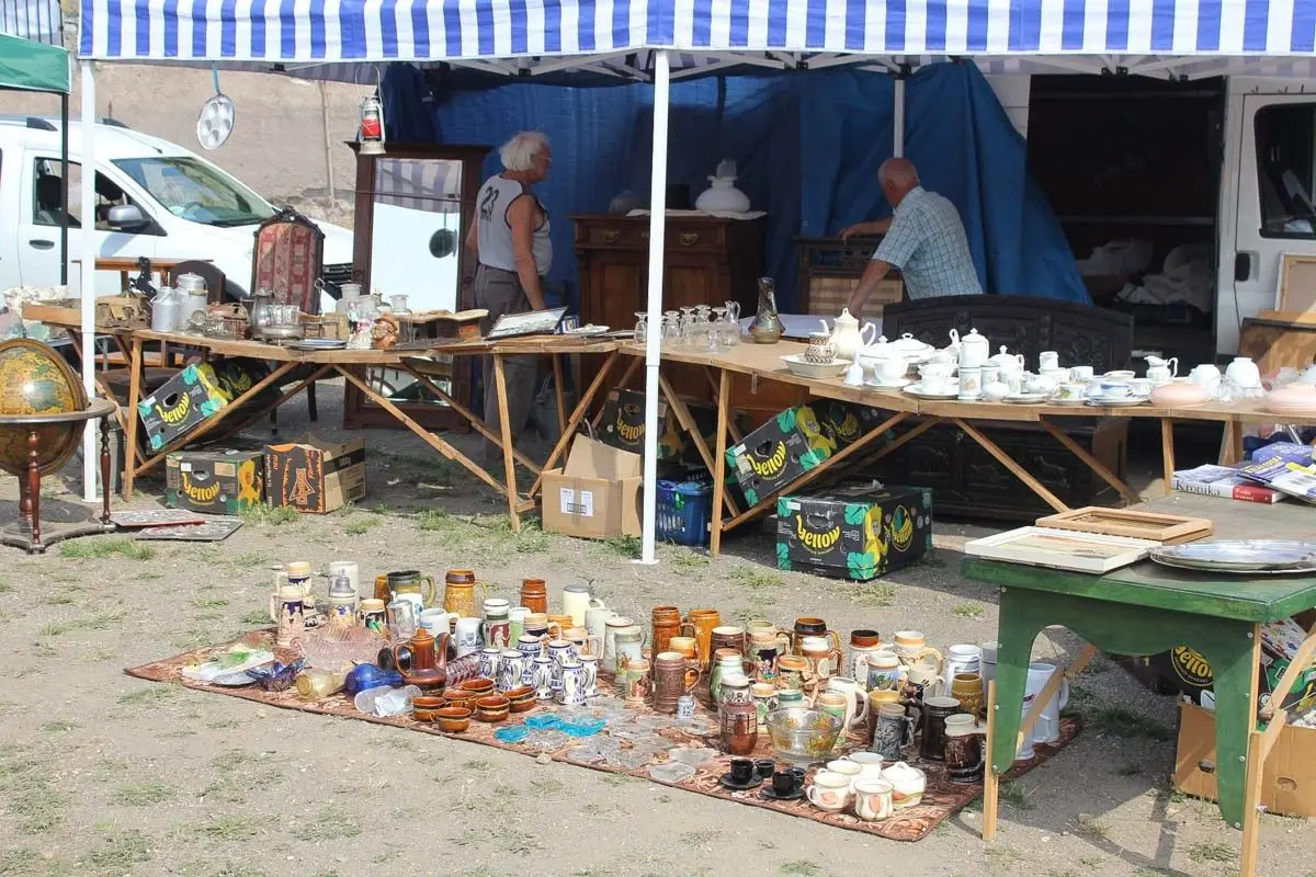 Giełda staroci w czasie święta ceramiki