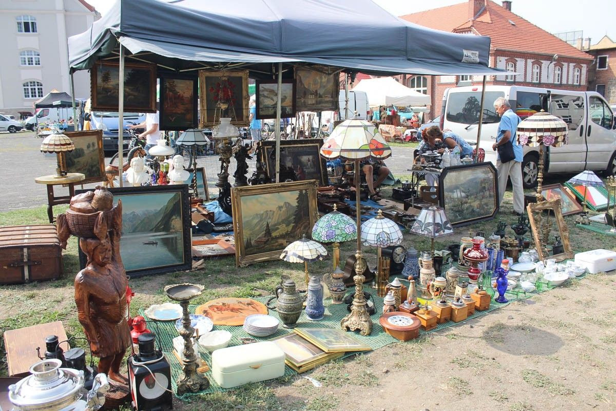 Giełda staroci w czasie święta ceramiki