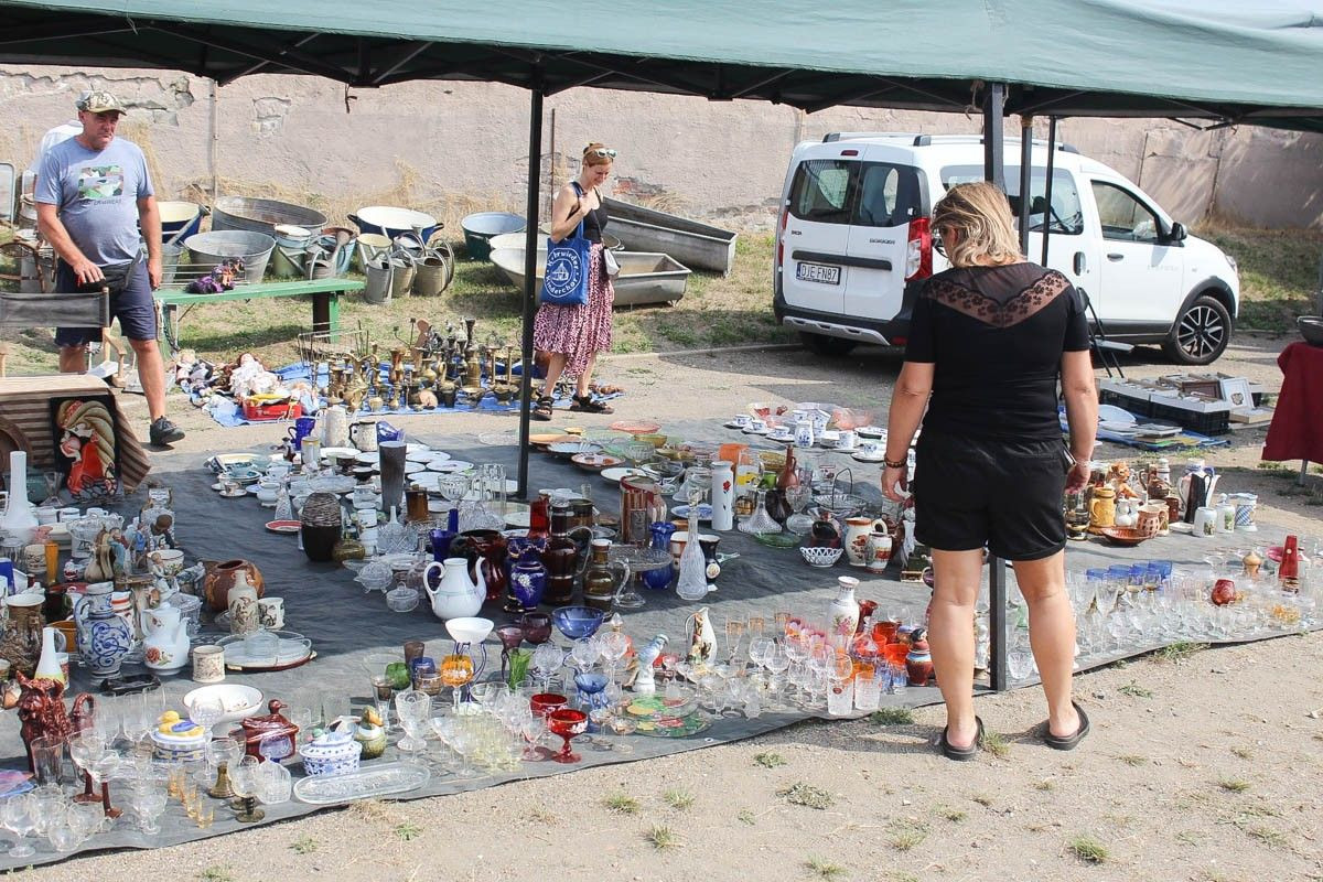 Giełda staroci w czasie święta ceramiki