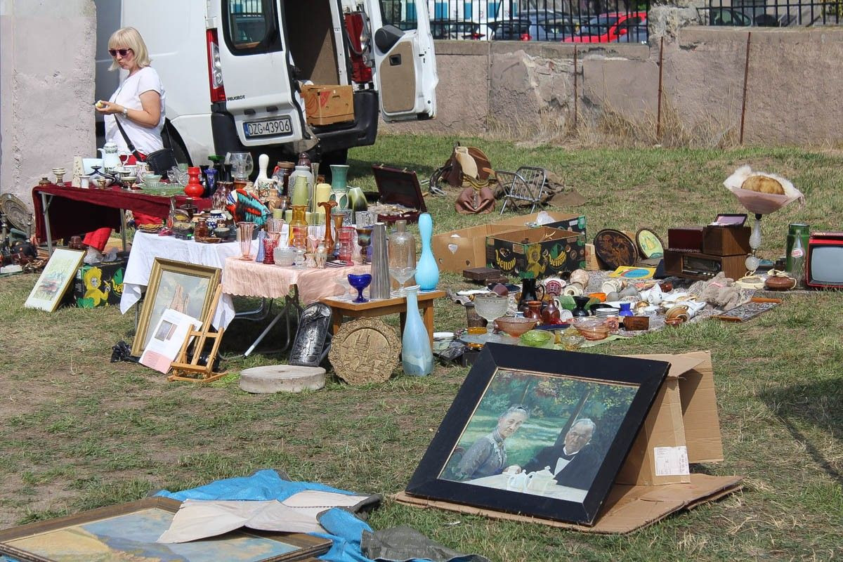 Giełda staroci w czasie święta ceramiki