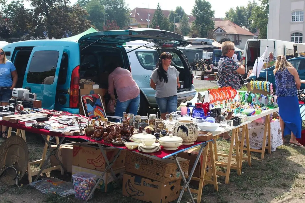 Giełda staroci w czasie święta ceramiki