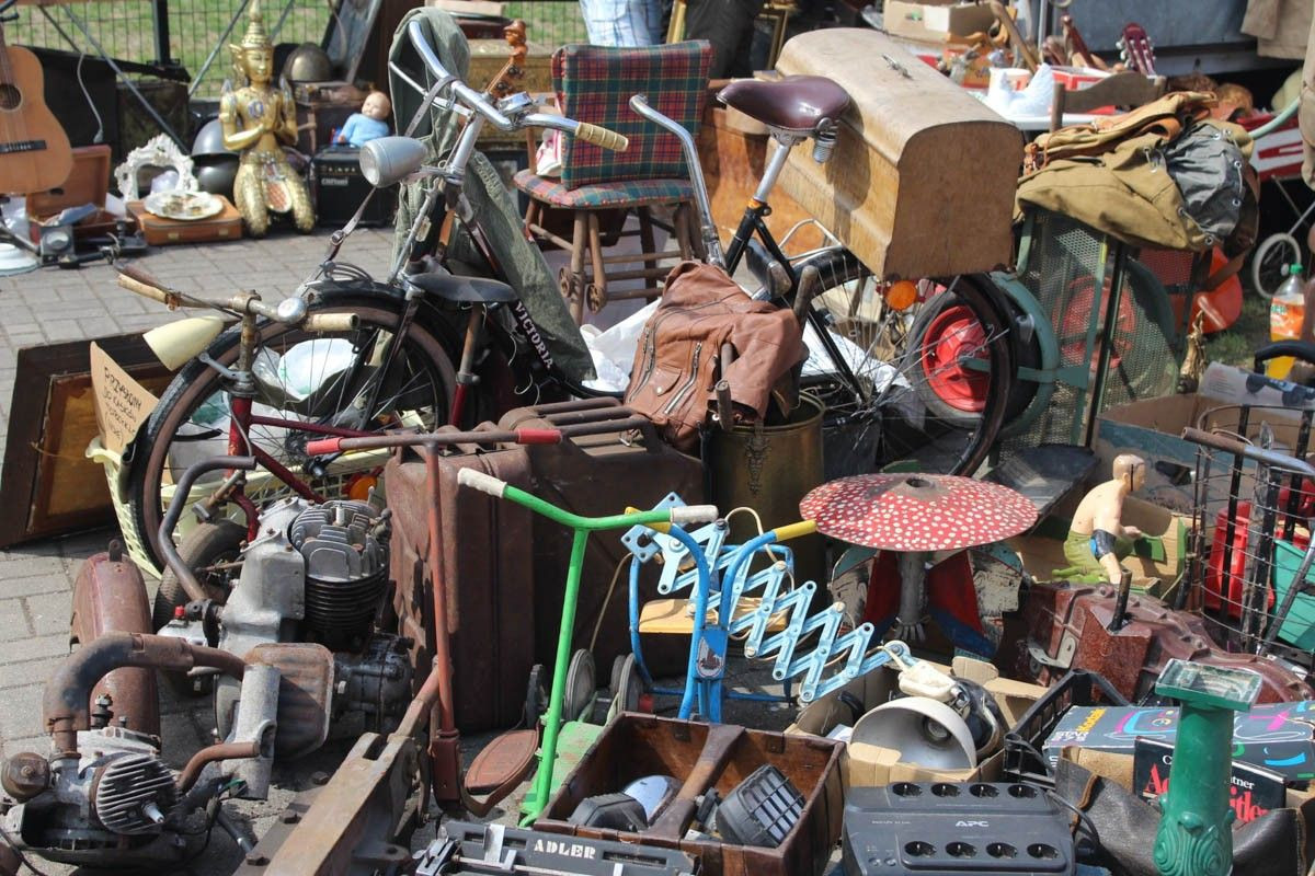 Giełda staroci w czasie święta ceramiki