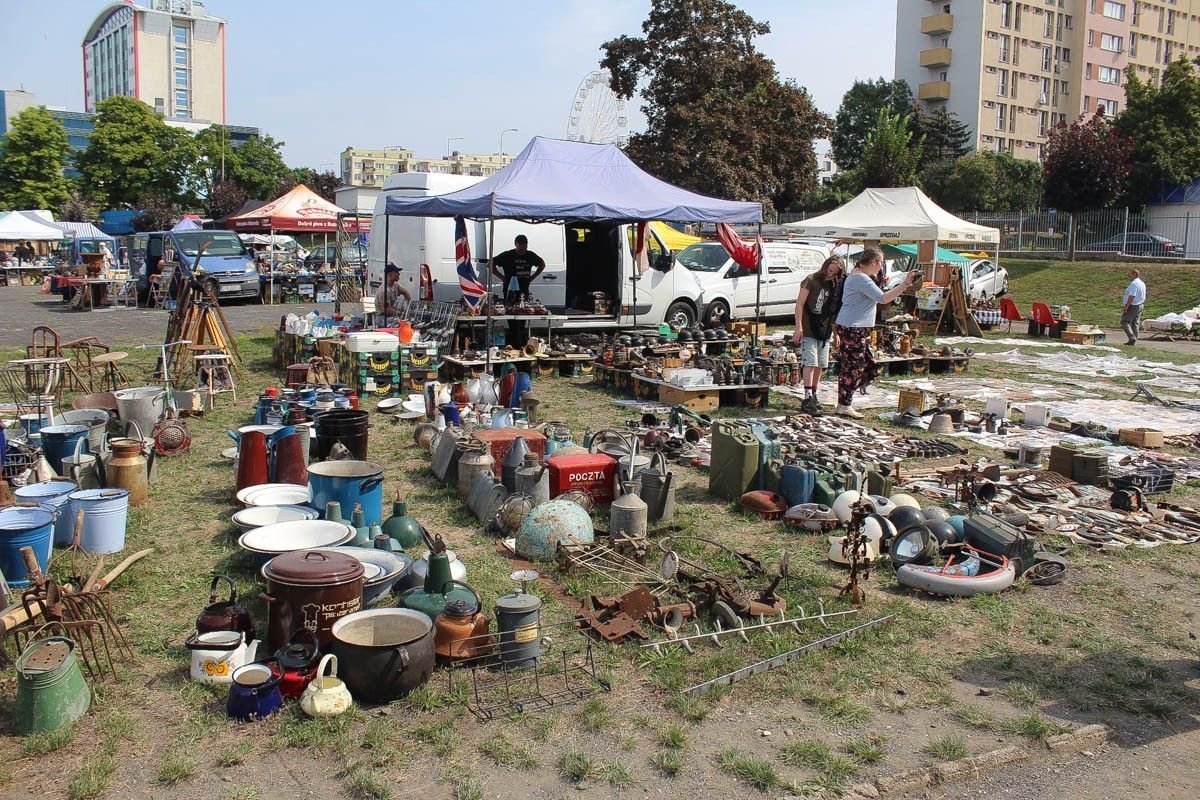 Giełda staroci w czasie święta ceramiki