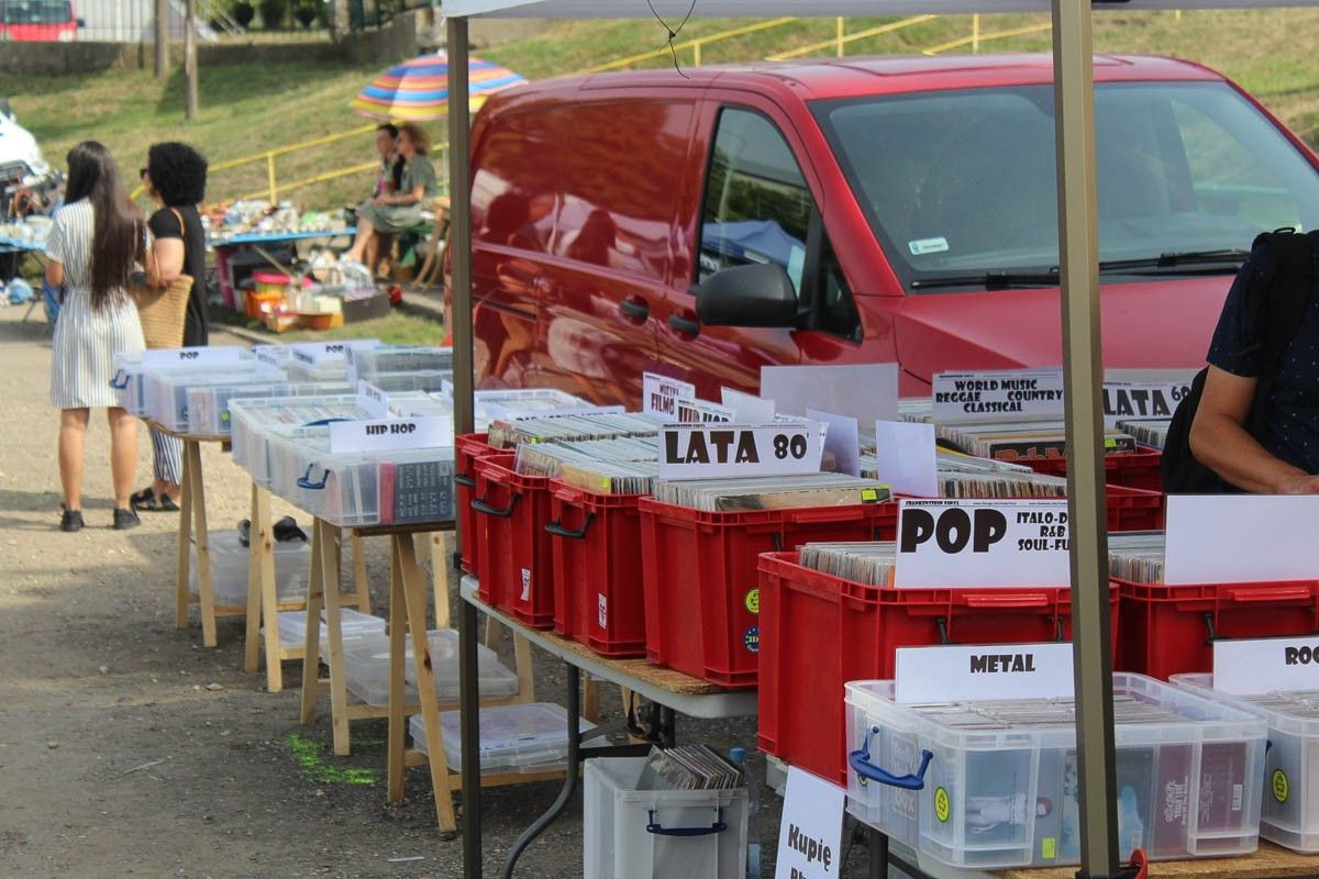 Giełda staroci w czasie święta ceramiki