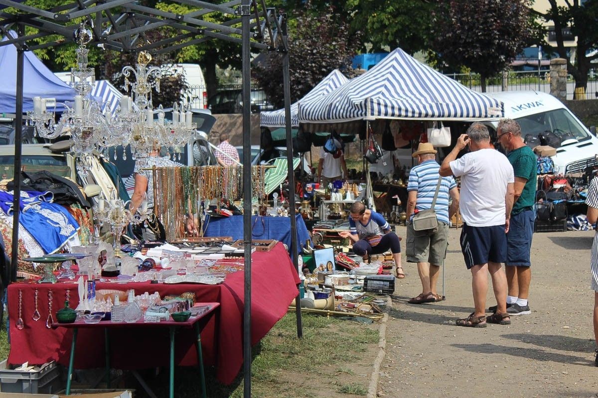 Giełda staroci w czasie święta ceramiki