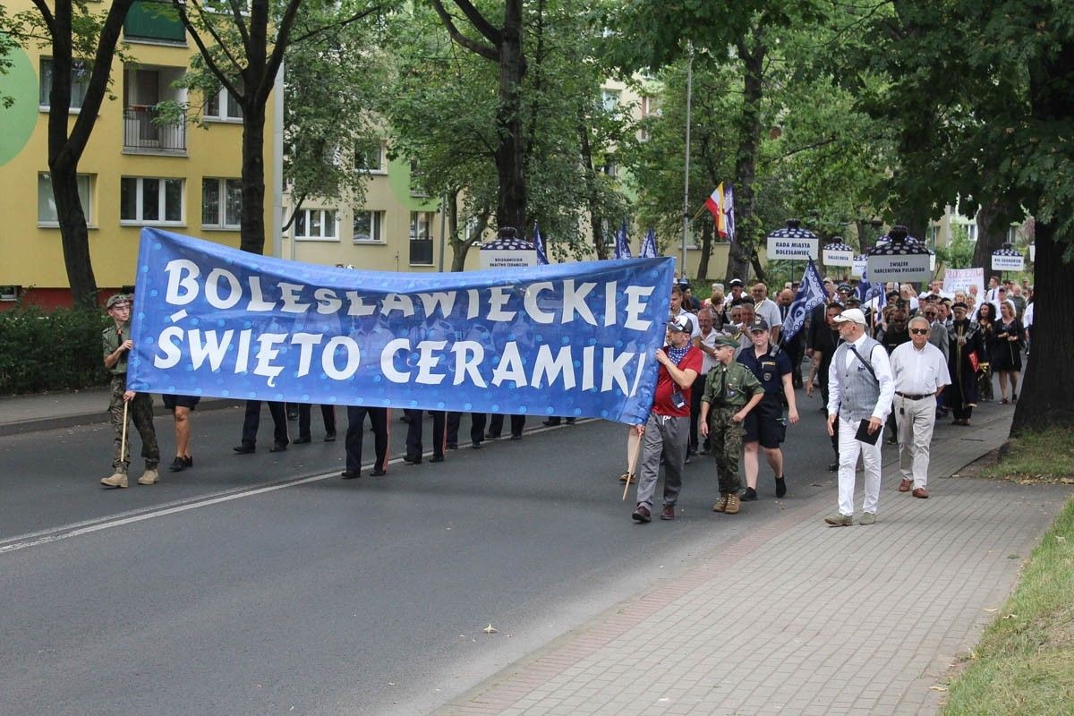 Zobacz paradę ceramiczną, która przeszła ulicami Bolesławca