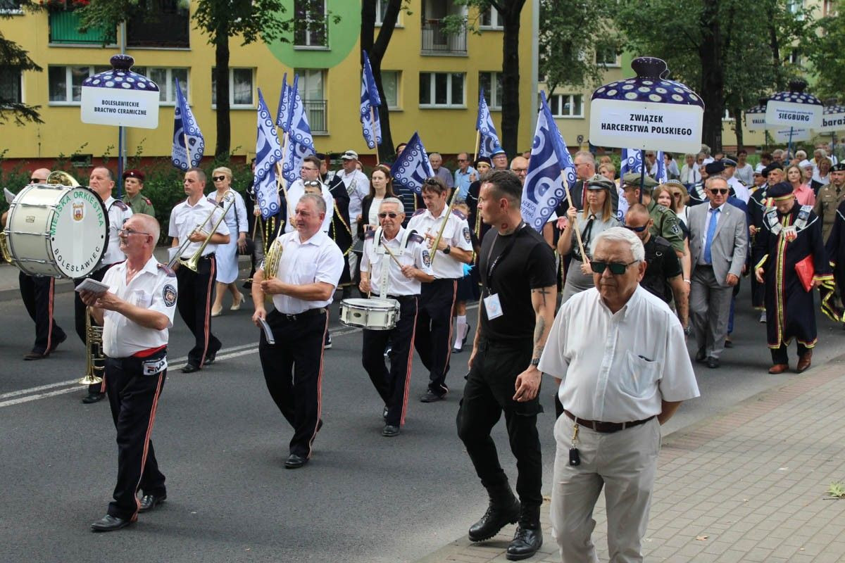 Zobacz paradę ceramiczną, która przeszła ulicami Bolesławca
