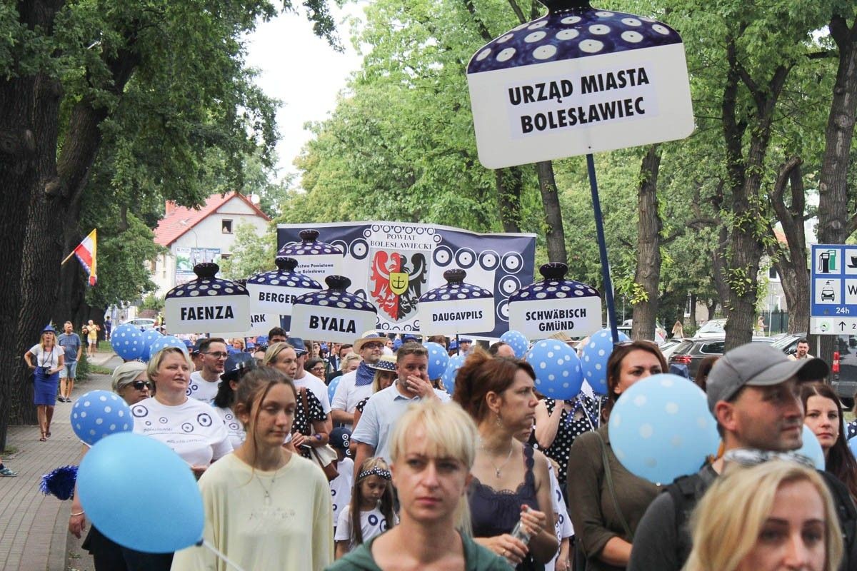 Zobacz paradę ceramiczną, która przeszła ulicami Bolesławca
