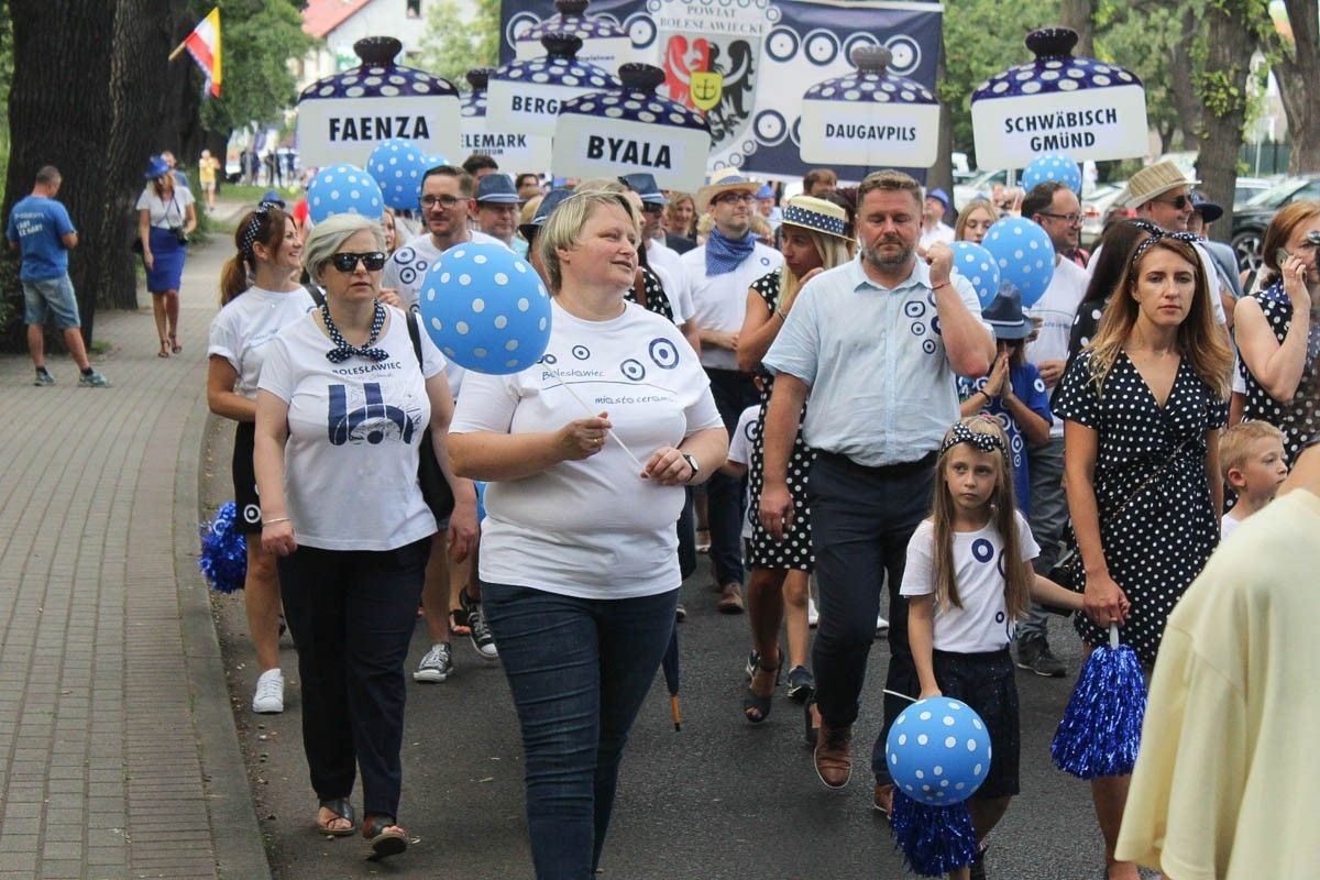 Zobacz paradę ceramiczną, która przeszła ulicami Bolesławca