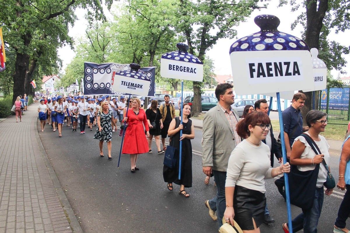 Zobacz paradę ceramiczną, która przeszła ulicami Bolesławca