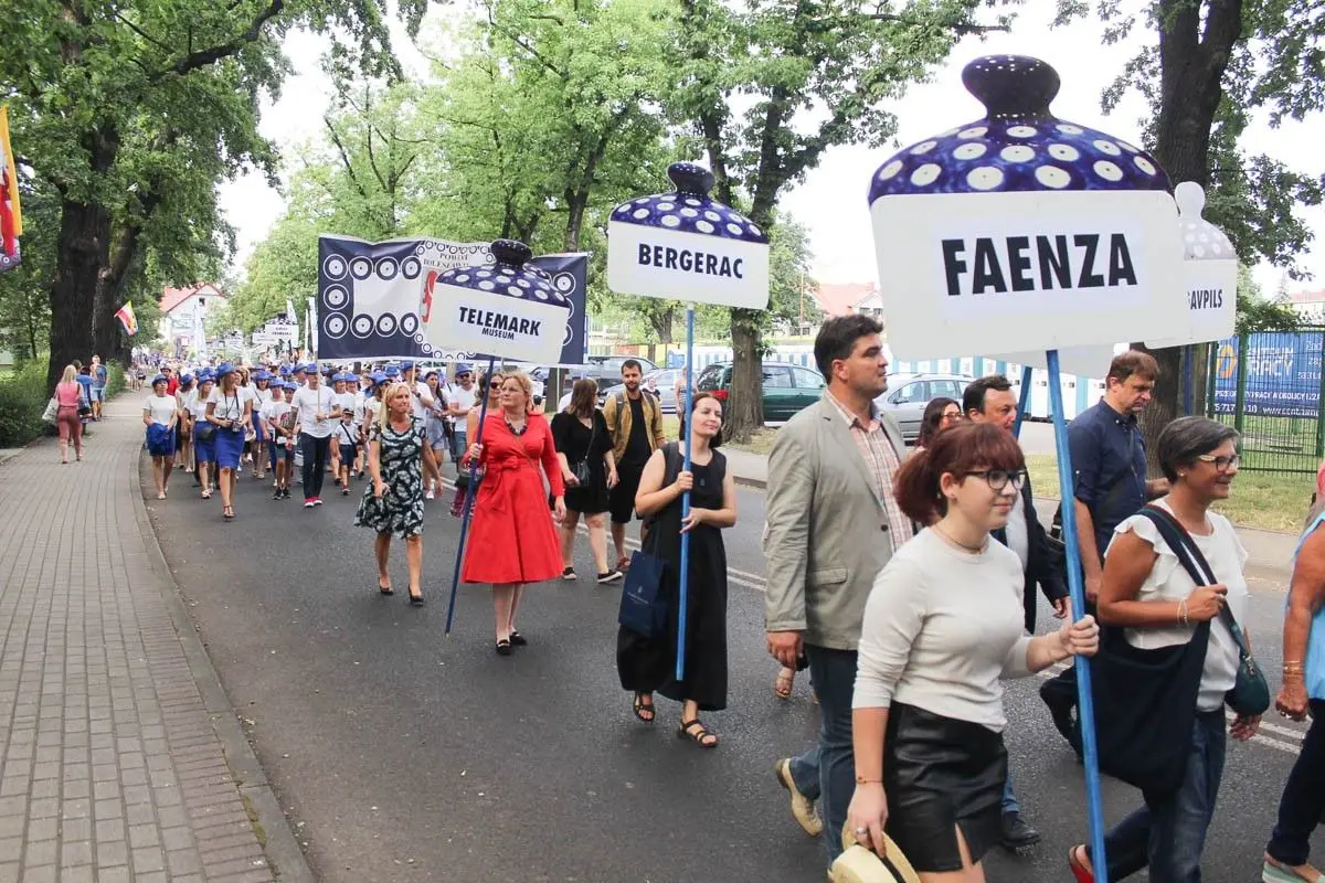 Zobacz paradę ceramiczną, która przeszła ulicami Bolesławca