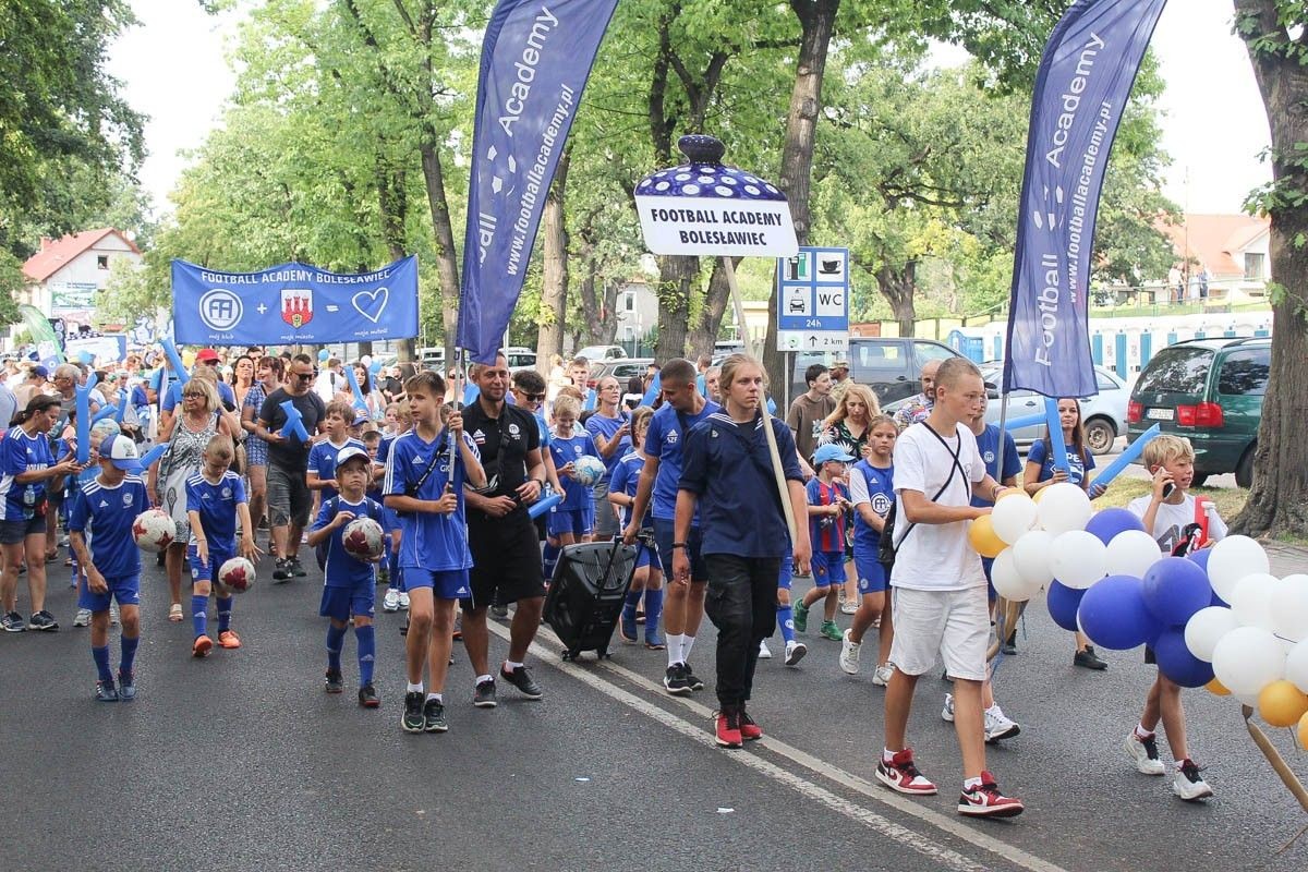 Zobacz paradę ceramiczną, która przeszła ulicami Bolesławca