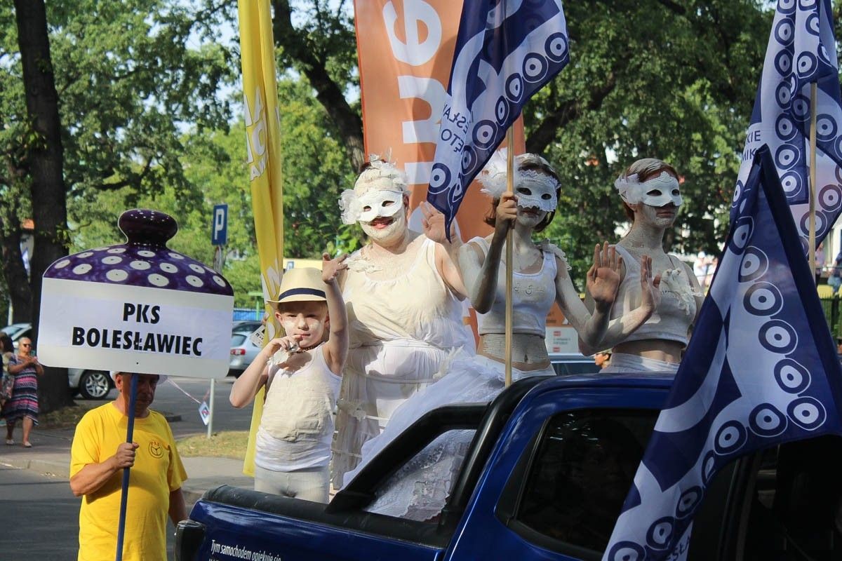 Zobacz paradę ceramiczną, która przeszła ulicami Bolesławca