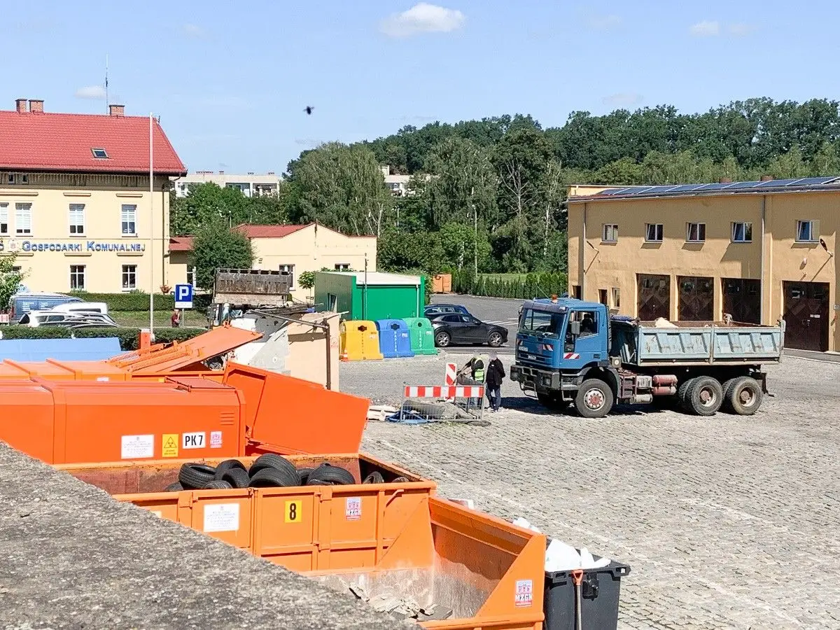 Rozbierają portiernię i biuro PSZOK-u na Staszica