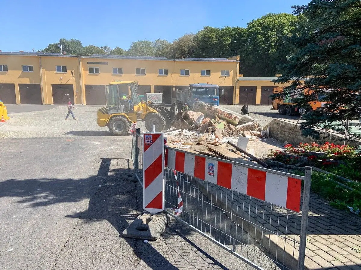 Rozbierają portiernię i biuro PSZOK-u na Staszica