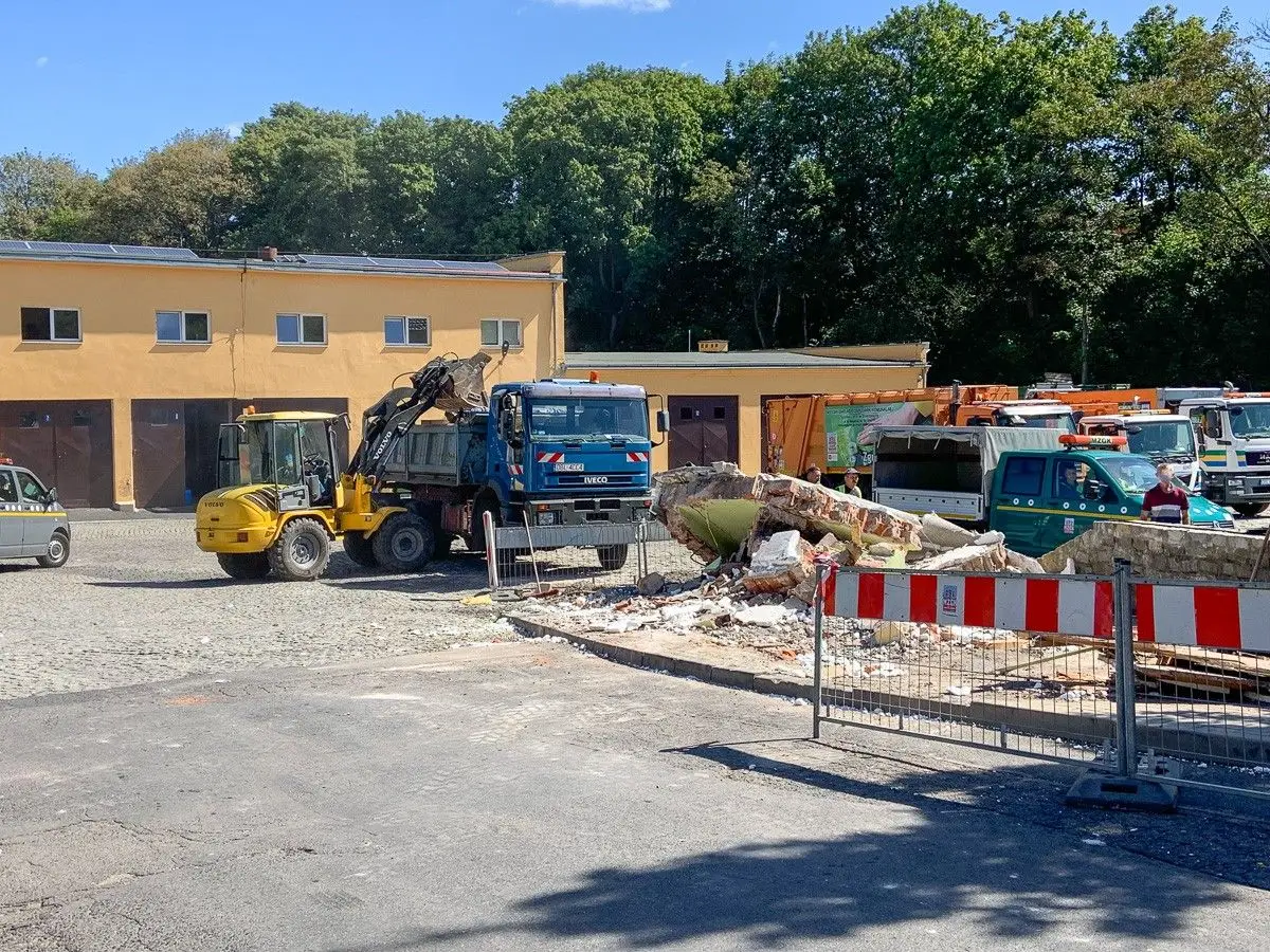 Rozbierają portiernię i biuro PSZOK-u na Staszica
