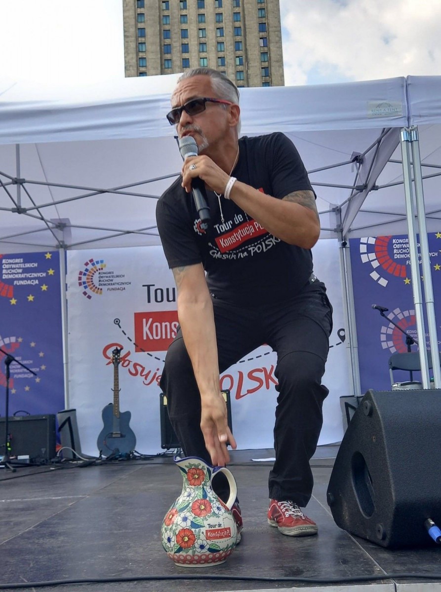 Finał drugiej edycji Tour de Konstytucja:Halina Gniewek  Kinga Gęsicka-Biały jako glinoludka oraz Bartek Mania i Zbigniew Złotkowski