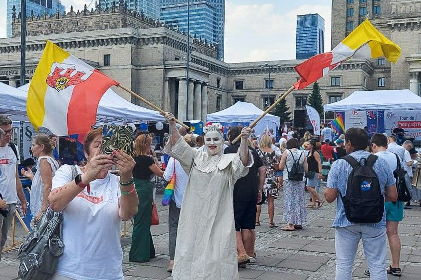 Finał drugiej edycji Tour de Konstytucja:Halina Gniewek  Kinga Gęsicka-Biały jako glinoludka oraz Bartek Mania i Zbigniew Złotkowski