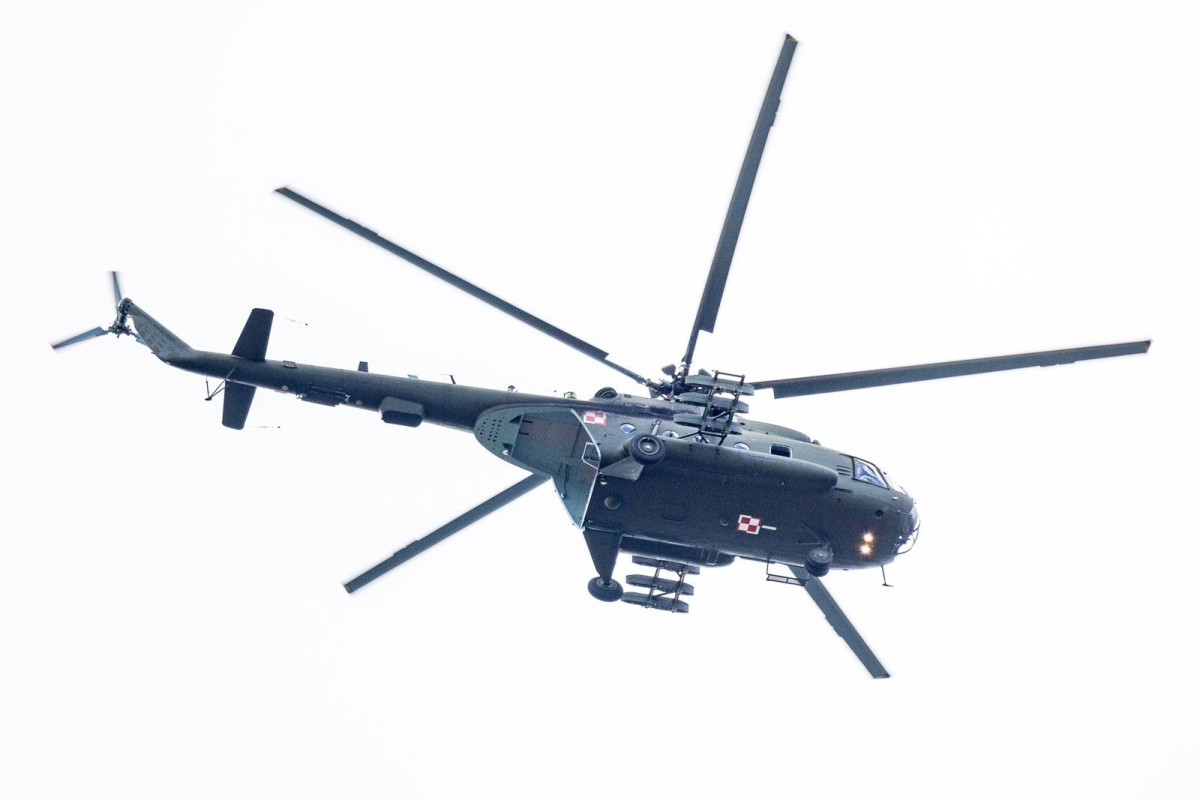 Śmigłowiec i spadochroniarze nad Bolesławcem