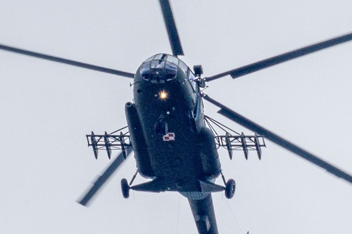 Śmigłowiec i spadochroniarze nad Bolesławcem