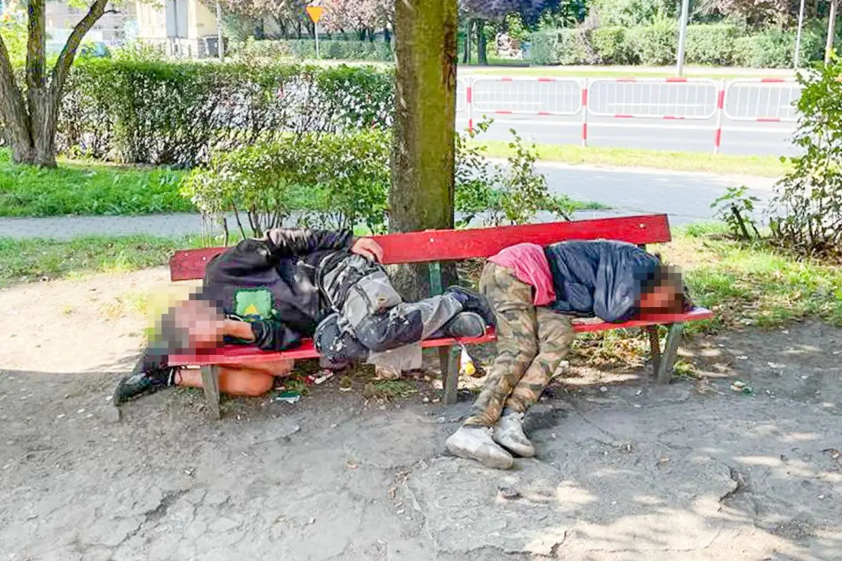 Trzech pijanych mężczyzn przy skrzyżowaniu Wesołej i Dolnych Młynów