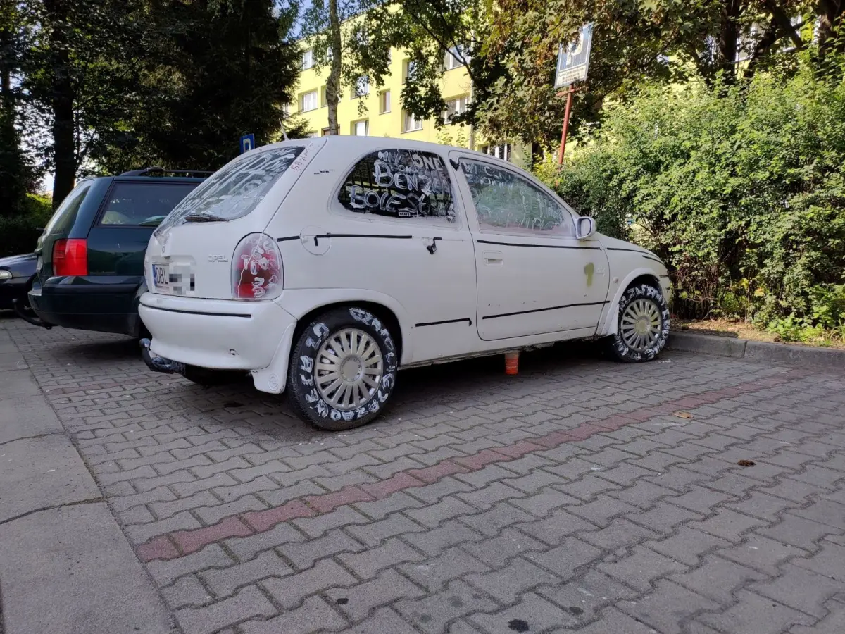 Zaciapane auto przy ulicy Cichej