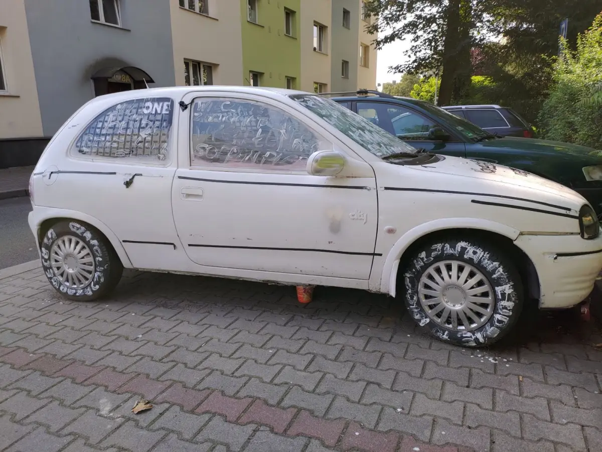 Zaciapane auto przy ulicy Cichej
