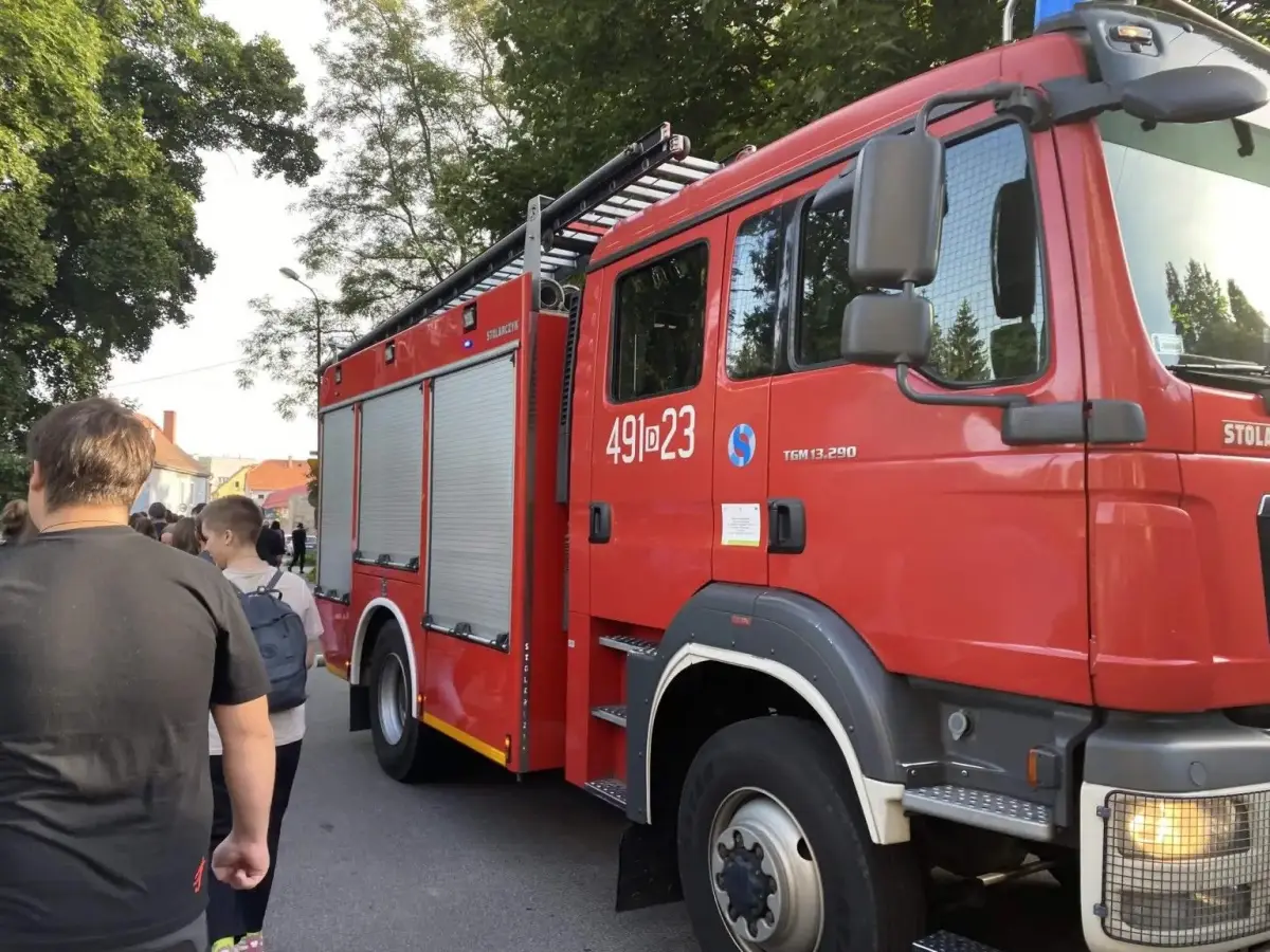 Wóz strażacki przed szkołą