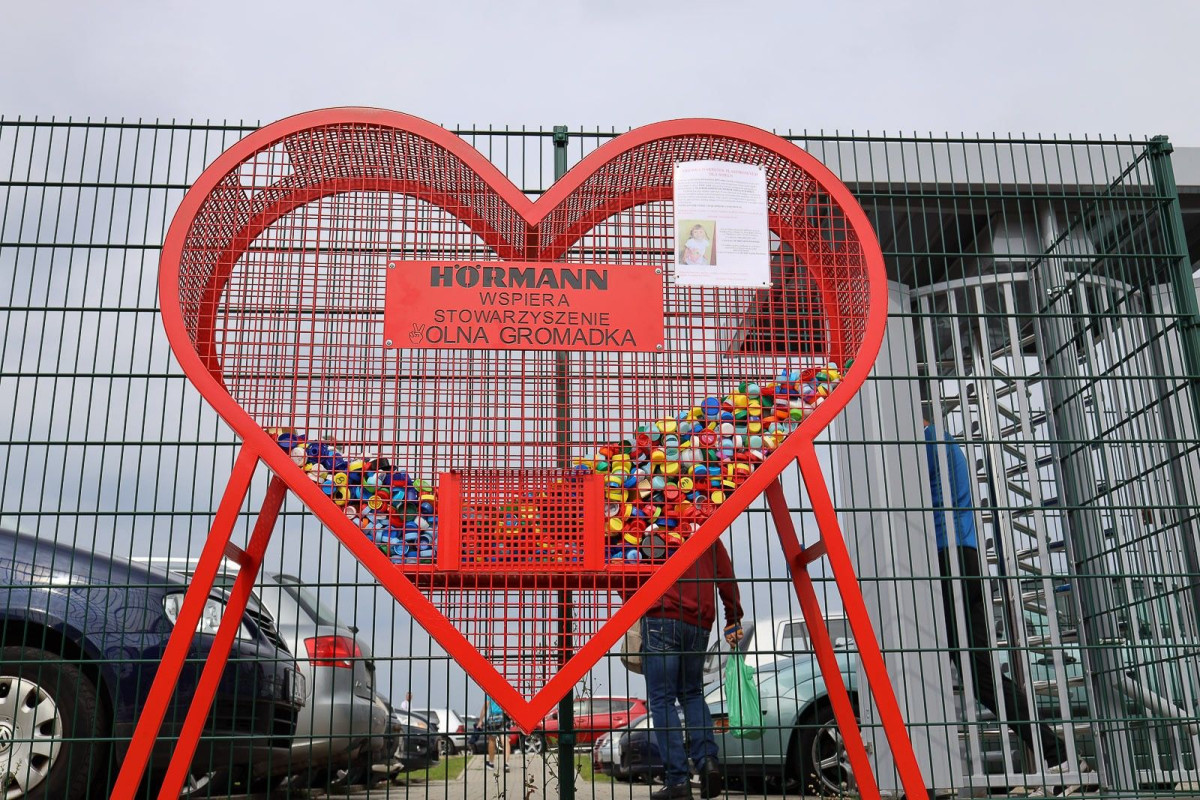 Wolna Gromadka i pracownicy Hörmanna pomagają małej dziewczynce!