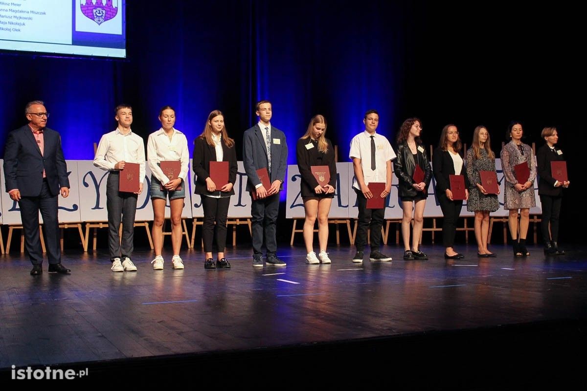 Najzdolniejsi uczniowie nagrodzeni na gali „Pan Prezydent zaprasza”