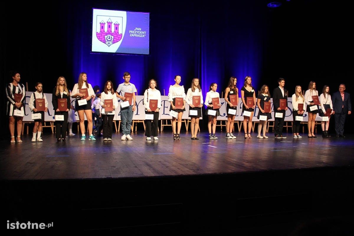 Najzdolniejsi uczniowie nagrodzeni na gali „Pan Prezydent zaprasza”