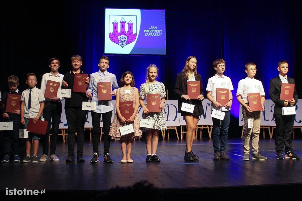 Najzdolniejsi uczniowie nagrodzeni na gali „Pan Prezydent zaprasza”