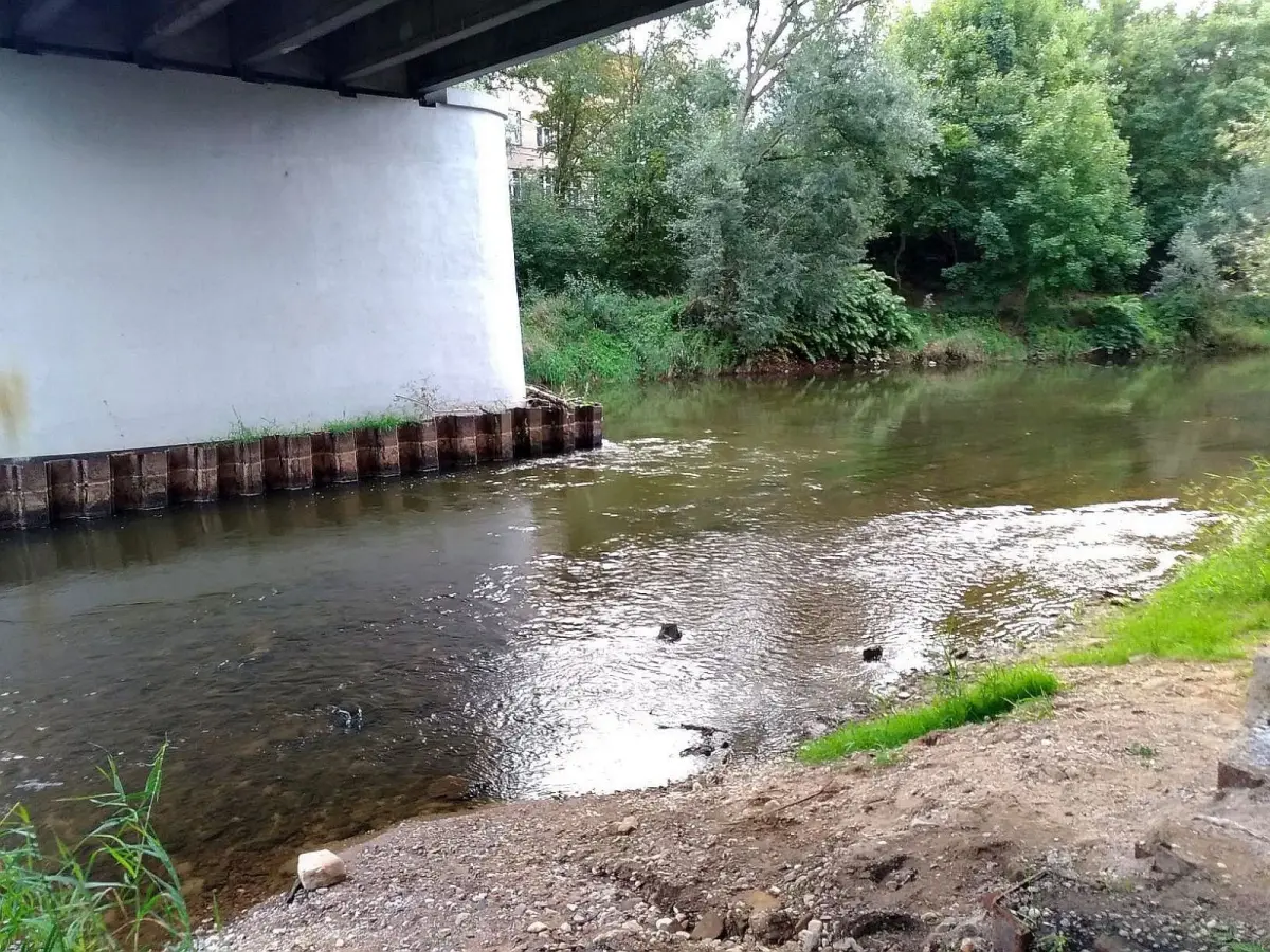 Rzeka Bóbr pod mostem przy Mostowej