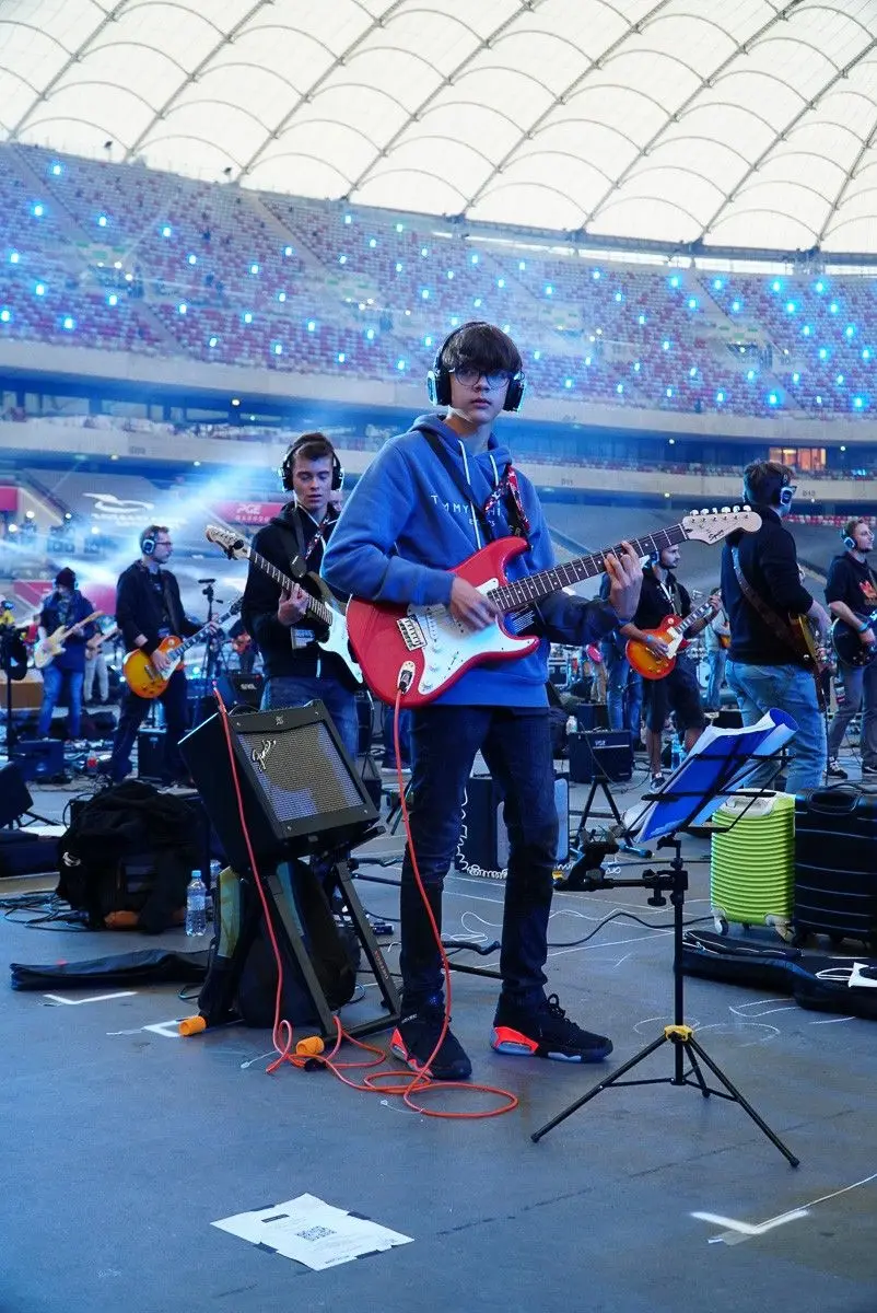 Wojtek Stefańczyk, gitarzysta z Bolesławca, zagrał na PGE Narodowym
