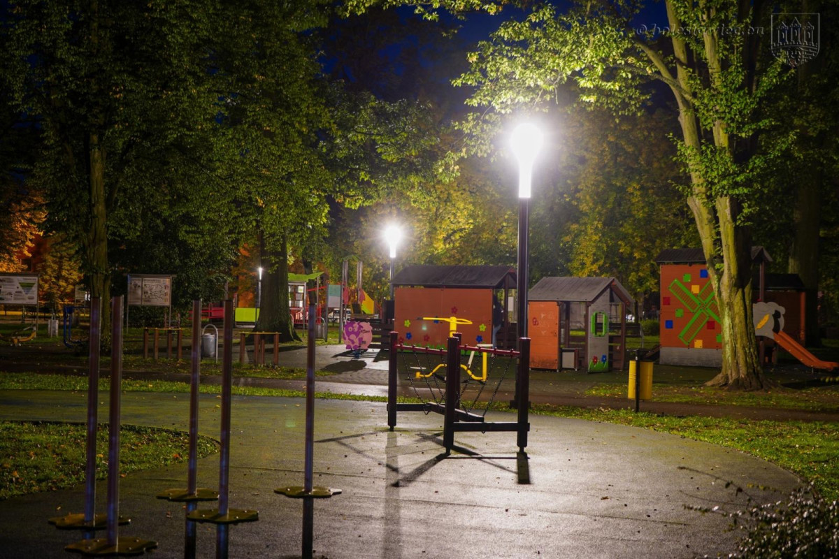 Park Bonina oświetlony