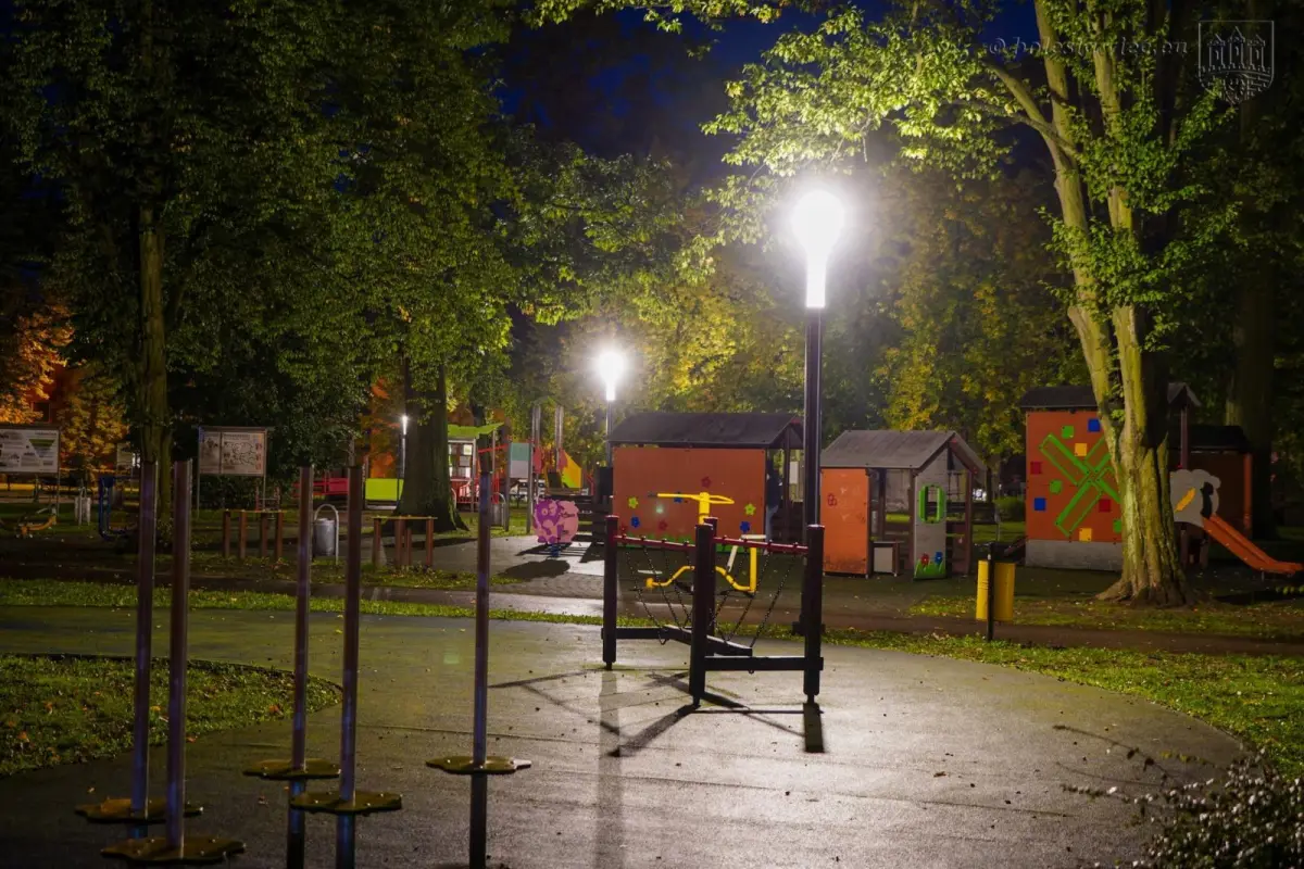 Park Bonina oświetlony