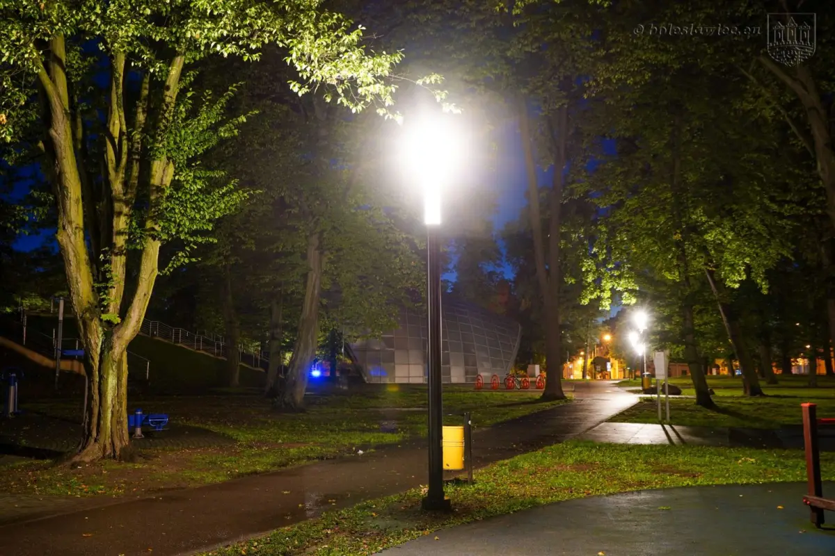 Park Bonina oświetlony