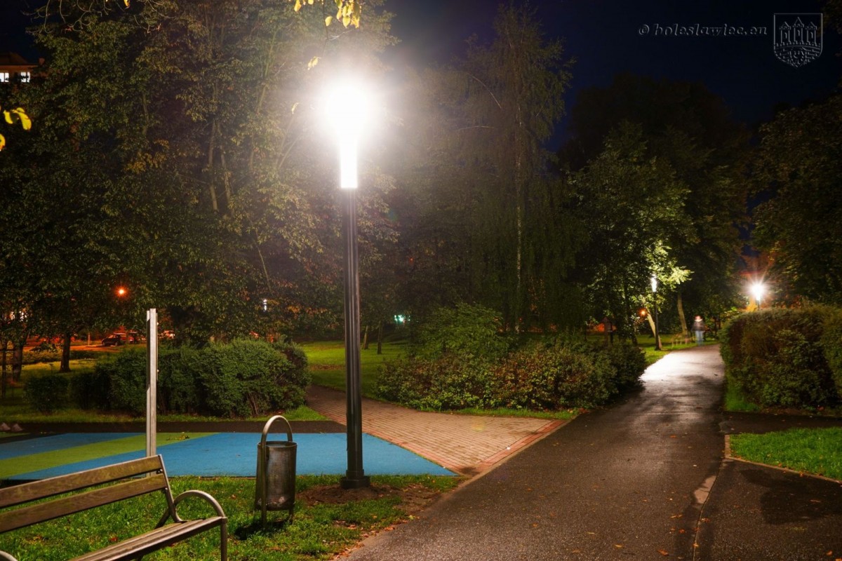 Park Bonina oświetlony