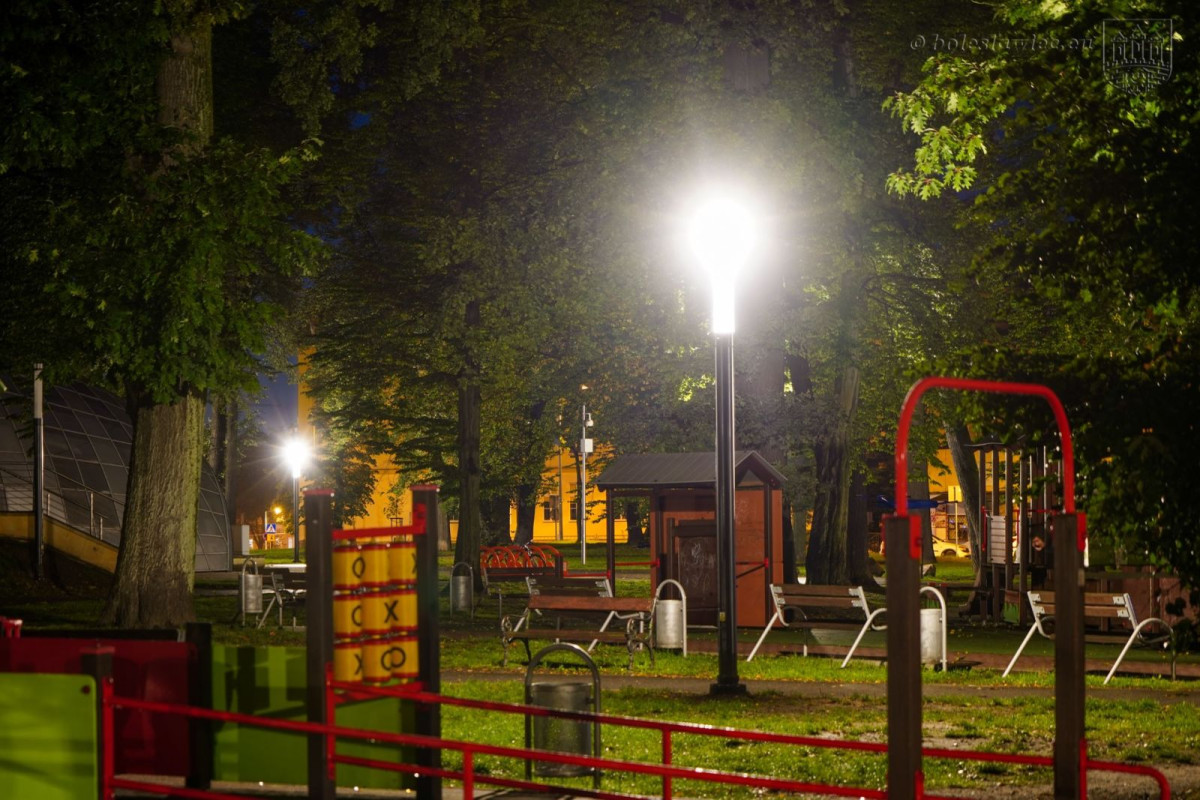 Park Bonina oświetlony