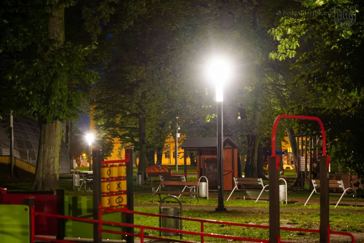 Park Bonina oświetlony